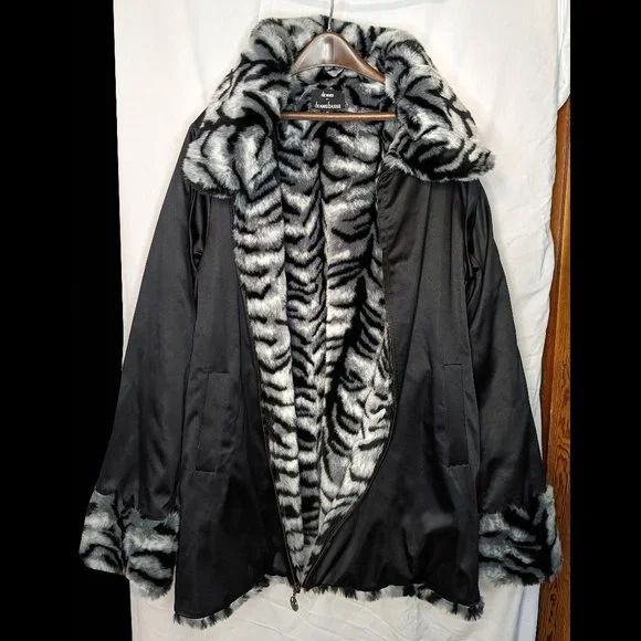 Exquisite DENNIS BASSO Sz 1X Gray, White & Black Womens REVERSIBLE Faux Fur Coat - Picture 6 of 6